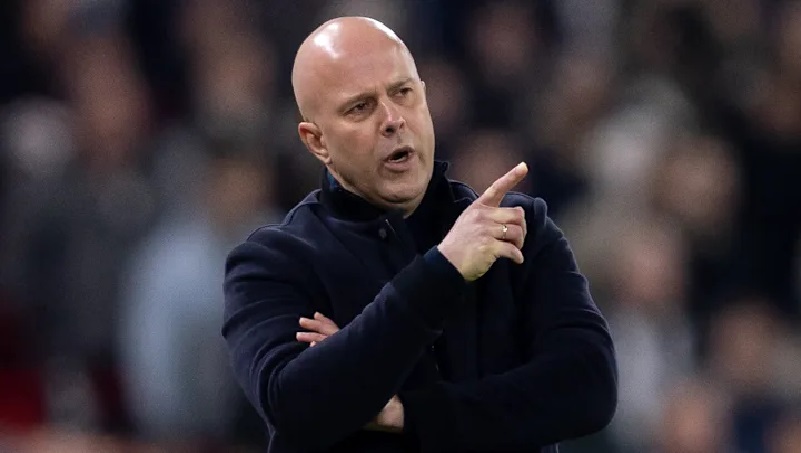 Arne Slot bất lực khi vực dậy MU, fans lo lắng xuống dốc