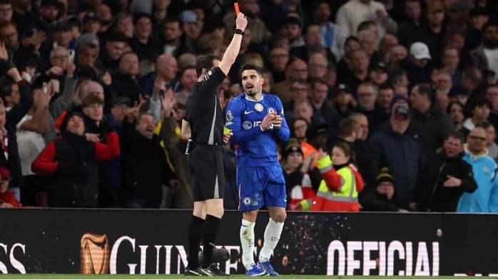 Chelsea nhận mưa thẻ đỏ