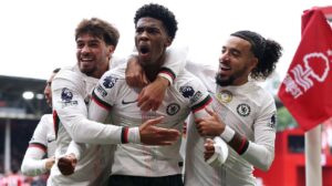 Chelsea nhận mưa thẻ đỏ khiến HLV Rosenior đưa ra cảnh báo